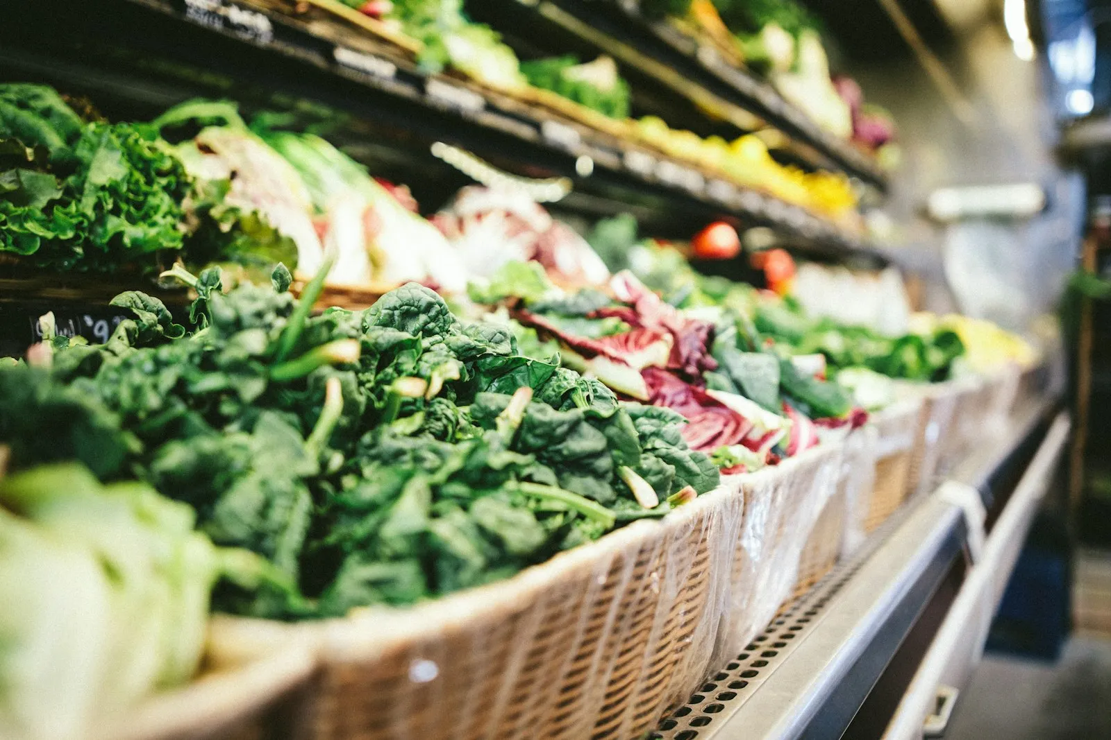 Rayon fruits et légumes en magasin